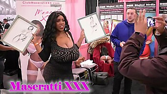 La Performance De Duke À Exxxotica New Jersey 2017 Avec Un Accent Sur Les Gros Seins Naturels Et Les Gros Culs