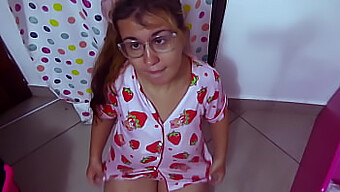 Adolescente Bissexual Explora Lado Kinky Com Rabo De Cavalo E Palmadas