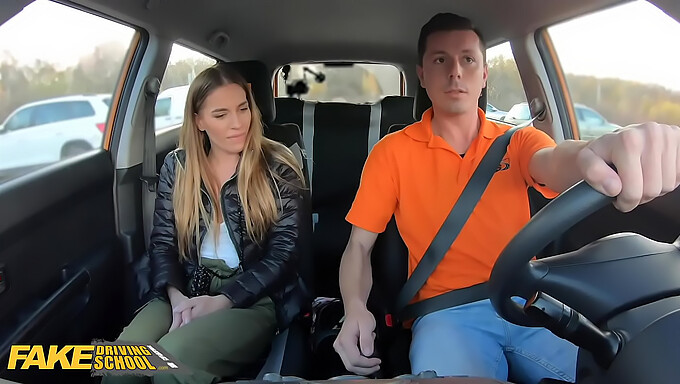 Eveline Dellai'Nin Araba Arızası, Fakedrivingschool'Da Sıcak Bir Arka Koltuk Buluşmasına Dönüşüyor