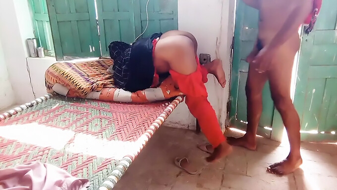 Eine Indische Frau Hat Harten Sex Mit Einem Muslimischen Mann, Was Zu Einem Durchgesickerten Mms-Video Von Intensiver Analer Und Vaginaler Penetration Führt.