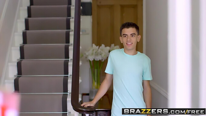 Brazzers - คุณแม่ที่ดูแล: Ania Kinski และ Zoe Doll ใน Threesome