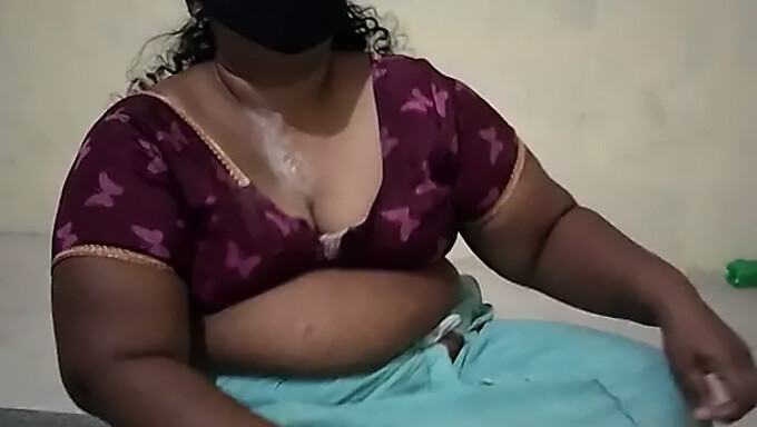 Une Amatrice Indienne Aux Gros Seins Et Aux Mamelons Gonflés Dans Une Vidéo Chaude