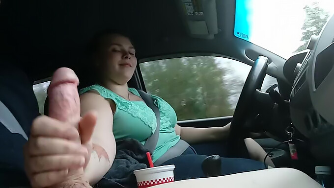 Öffentlicher Deepthroat Blowjob Im Auto