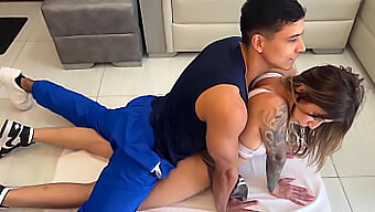 La Session Torride D'Un Instructeur De Gym Musclé Avec La Petite Beauté Latina Jazmine Withe.