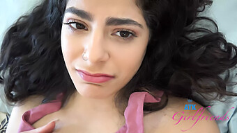 Angel Gostosa, Una Sexy Bellezza Latina, Fa Un Incredibile Footjob E Fa Un Pompino Appassionato A Un Amante Asiatico In Un Video Pov