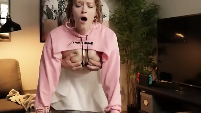 Amatööri Video Busty Tyttö, Jolla On Luonnolliset Isot Tissit