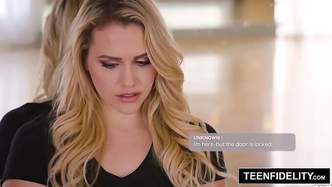 Mia Malkova A Vonzó Eszközeit Arra Használja, Hogy Megzsaroljon Egy Bankárt Egy Kemény Videóban