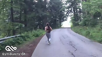 Teenie Faz Um Boquete Enquanto Corre Ao Ar Livre Na Baviera