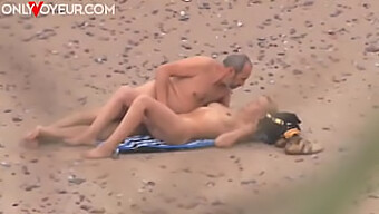 Rijpe Man En Blonde Babe Hebben Hardcore Seks Op Het Strand