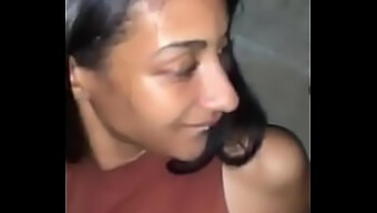 Garota Linda Se Diverte Com Amigos Em Uma Festa E Se Entrega Ao Sexo.