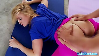 Aj Applegate, Wanita Blonde Glamor, Melakukan Yoga Dan Deepthroating