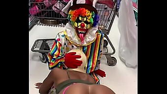 Un Clown À Gros Cul Prend Du Plaisir Oral Dans Un Sexe De Groupe Cosplay