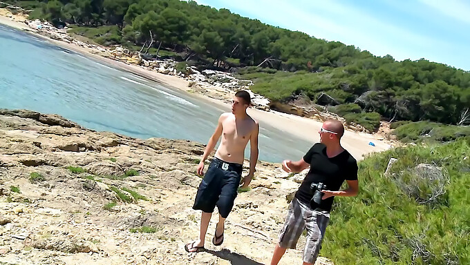 Deux Hommes Se Livrent À Une Activité Sexuelle Sur La Plage