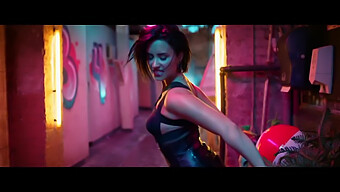 Lo Sguardo Estivo Più Caldo Di Demi Lovato In Un Clip Cool