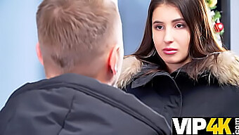 Monica Viene Sedotta Da Un Riscossore Persistente In Un Incontro Bollente