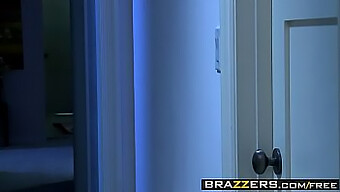 Lela Star And Johnny Sins' Steamy Encounter On The Internet - Brazzers