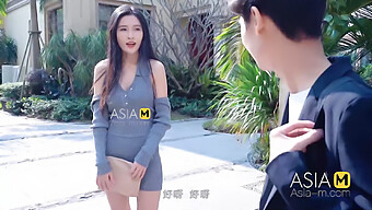 Asijská Kráska Chen Xiao Yu Svádí S Lízáním A Sexuálními Hračkami