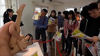 Exposição De Arte Se Transforma Em Um Encontro Quente Com Adolescentes Japoneses