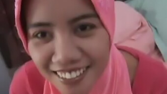 Seorang Pria Kulit Putih Mencoba Merayu Tubuh Seorang Gadis Indonesia.