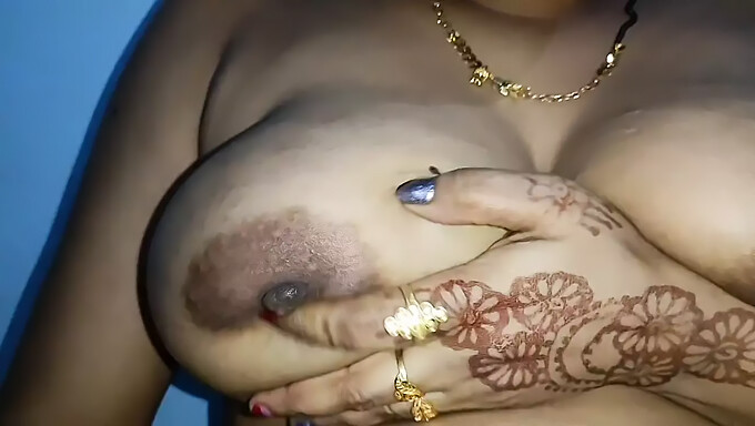 Indijska (Desi) Milf Si Prste Vtika V Svoje Velike Prsi V Domačem Videu