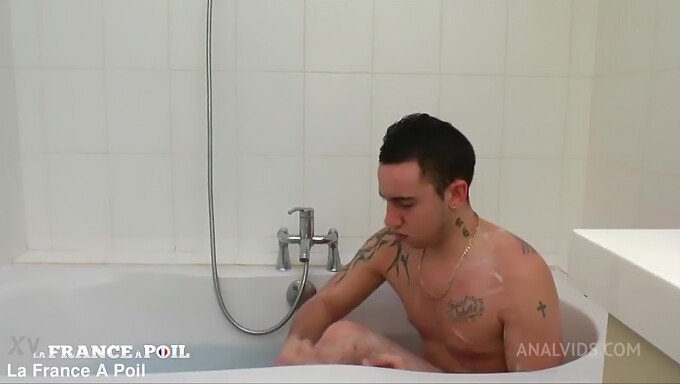 Un Français Séduit Sa Propriétaire Plus Âgée Sous La Douche