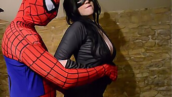 Storbrystet Catwoman Gir Spiderman En Blowjob Og Når Klimaks