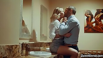 Ông Chủ Ngực Bự Jessa Rhodes Thích Thú Với Một Màn Blowjob Thô Bạo Và Sâu Từ Phía Sau