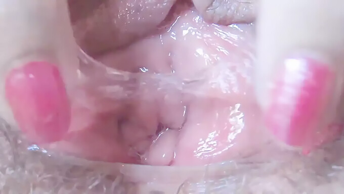 Intense Close-Up Van Een Vagina Tijdens Het Vingeren In Zelfgemaakte Lesbische Video