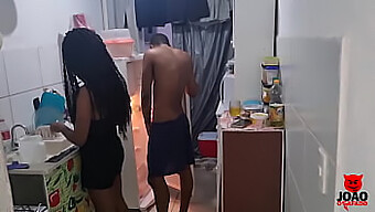 O Marido De Jasminy Villar A Surpreende Com Um Encontro Apaixonado Na Cozinha.