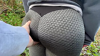 Encontro Ao Ar Livre No Parque Com Uma Garota Curvilínea Com Uma Bunda Redonda