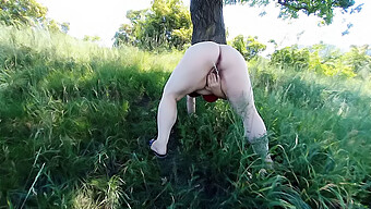 Een Wulpse Russische Milf Bereikt Een Orgasme In De Vrije Natuur