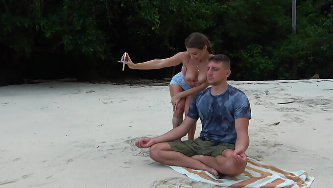 Amateur Kerel Krijgt Een Slordige Pijpbeurt Van Meisje Op Het Strand