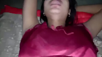 Một Cô Gái Trẻ Cho Bạn Trai Của Cô Một Blowjob Và Cưỡi Con Cặc Của Anh Ta Trong Video Có Chủ Đề Ấn Độ Này