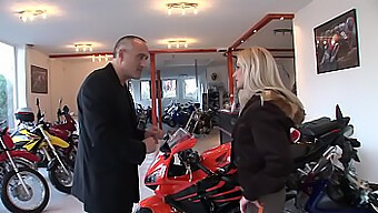 Wertschätzung Für Das Motorrad Mit Heißer Analsex-Action - Hd.