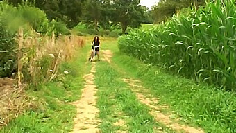 Mujer Madura Francesa Y Papá Se Unen A Una Orgía Al Aire Libre