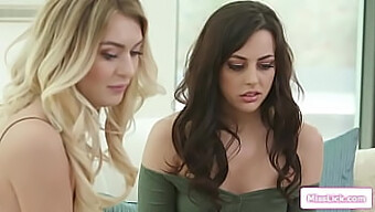 Whitney Wright Ve Natalia Star, Sıcak Öpüşme Ve Yalama Ile Meşgul Oluyorlar