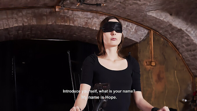 Blindfolded Underdanig Slave Afhørt I Bdsm-Indstilling