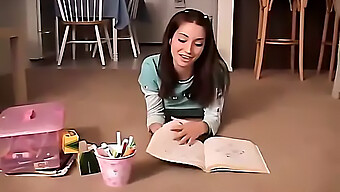 Juego En Solitario De Chloe De 18 Años Con Crayones