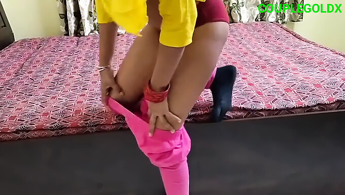 Indisk Bhabhi Spruter I Gult