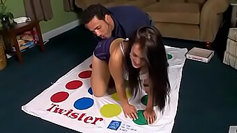 Yaz Se Vključuje V Igrivo Seanso Twister