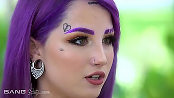 Emo Teen Trẻ Tuổi Với Mái Tóc Màu Tím Bị Đụ Trong Một Cuộc Tình Ba Người