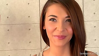 Alexis Brill, Una Sexy Studentessa Universitaria, Viene Invitata A Un Provino Porno