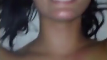 Une Nouvelle Fille Lui Demande D'Éjaculer Sur Son Visage Dans Cette Vidéo Xxx