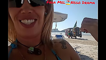 Marido Filma Show Solo Ao Ar Livre Da Esposa Na Praia Da Enseada