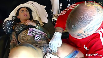 La Teenager Tedesca Snowwhite Fa Un Tatuaggio E Un Pompino In Una Sessione Dal Vivo