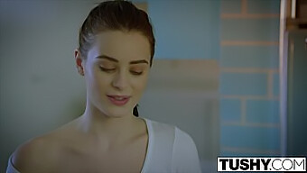 Lana Rhoades'In Anal Inisiyasyonu: Arka Kapısını Uyarıyor