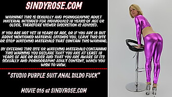 观看sindy Rose使用紫色的肛交假阳具进行强烈的插入