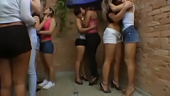 Karina Cruel Et D'Autres Femmes S'Adonnent À Des Baisers Lors D'Une Fête Lesbienne