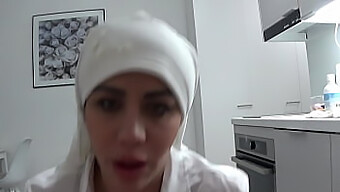 Frumos Film Iranian Cu Milf Fierbinte Și Scene Excitate.