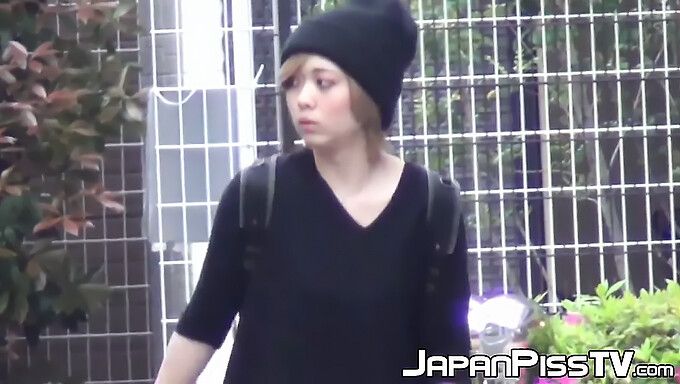 Japanske Hotties Viser Deres Behårede Fisser, Mens De Tisser Offentligt